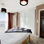 Deluxe Three Bedroom Apartment By London Excel Stays