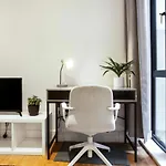 Spacious Lower Ground Studio Apartment With Private Patio Near Warren Street