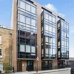 Spacious Lower Ground Studio Apartment With Private Patio Near Warren Street