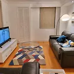 Garland Stylish 2 Bedroom Apartment A Minute Walk From Station