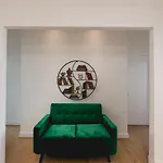 **Authentic & Spacious 5 Bed Apartment/Hyde Park**