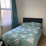 Snug 5-Bedroom Residential Home In Great London