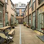 Deluxe Rustic Style Two Bedroom Bethnal Green - Yard View