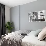 Modern And Spacious 3 Bed Apt Next To The Shard