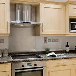 Modern And Spacious 3 Bed Apt Next To The Shard