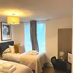 Aisiki Stays Apartments At Tottenham Hale, 4 Bedroom & 2 Bathroom Pet-Friendly Duplex Flat, King Or Twin Beds With Free Wi-Fi & Parking