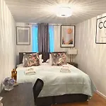 Aisiki Stays Apartments At Tottenham Hale, 4 Bedroom & 2 Bathroom Pet-Friendly Duplex Flat, King Or Twin Beds With Free Wi-Fi & Parking
