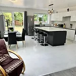 Wembley Stadium 5 Star Brand New Luxury Sleeps 14 With Parking