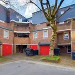 Aisiki Stays Apartments At Tottenham Hale, 4 Bedroom & 2 Bathroom Pet-Friendly Duplex Flat, King Or Twin Beds With Free Wi-Fi & Parking