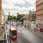 2 Bedroom Apartment Right On Trafalgar Square