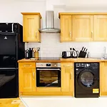 2 Bedroom Apartment Right On Trafalgar Square