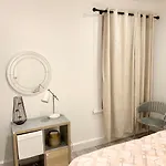 Modern 2 Bedroom Apartment With Private Garden Near Canary Wharf