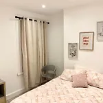 Modern 2 Bedroom Apartment With Private Garden Near Canary Wharf