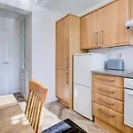 3-Bedroom, 3-Baths Apartment In Super Posh Marylebone, Central London, W1