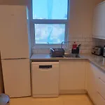 London Luxury Spacious 2 Bedroom Apartment 4 Mins From Ilford Stn. Free Parking