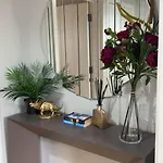 The Reflection Apartment , With River Thames View