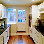 Elegant & Spacious Parkside 2-Bedroom 2-Bathroom Flat In Period Building On Blackheath Common - Private Entrance, Great Greenwich Location, Easy For O2 Arena And City!