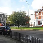 Elegant & Spacious Parkside 2-Bedroom 2-Bathroom Flat In Period Building On Blackheath Common - Private Entrance, Great Greenwich Location, Easy For O2 Arena And City!
