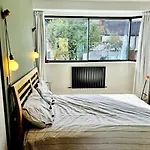 Newly Renovated Modern 2 Bedroom Flat In West London