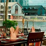One Bed Stylish Apartment, Canary Wharf, London
