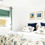 Pass The Keys - Modern Flat In South Central London