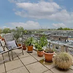 Superb Apartment With Terrace Near The River In Putney By Underthedoormat