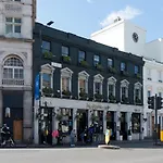 Attractive Apartment With Private Patio In Fashionable Fulham By Underthedoormat