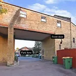 2 Bed Functional House Close To Manor Park Train Station