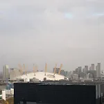 Canary Wharf Luxury Flat W/ View & Terrace