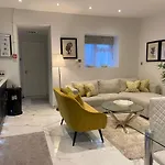 Elegant 2 Bed Flat In Chiswick