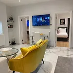 Elegant 2 Bed Flat In Chiswick