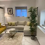Elegant 2 Bed Flat In Chiswick