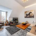 Stylish, Modern, Kensington Apartment
