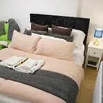 London 3 Bed 2 Bath Apartment