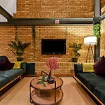Spacious 2 Bed Urban Jungle Flat, Central London