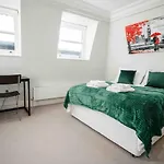 Spacious & Modern 3Brs House In Central London