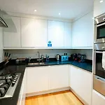 Spacious & Modern 3Brs House In Central London