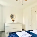 Last-Minute Escape L Exclusive Deals On 2 Double Bedrooms - Weekly & Monthly Stay - Sleeps 6 Lhofin Stays Short Lets & Serviced Accommodation