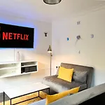 Last-Minute Escape L Exclusive Deals On 2 Double Bedrooms - Weekly & Monthly Stay - Sleeps 6 Lhofin Stays Short Lets & Serviced Accommodation