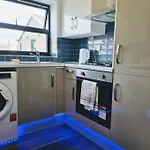Beautiful Modern Apartment On Wick Lane