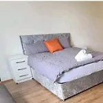 Private Spacious Studio Ealing 2 Mins From Tube