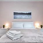 2 Bedroom Luxury Apartment With Balcony