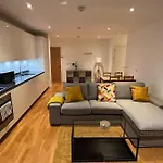 Modern 2 Bed - Olympic Park Stratford