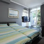 Walk To Notting Hill /Paddington 1 B/R With Patio