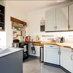 Lovely Three Bedroomed House, Parking 2 Cars