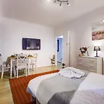 Evelyn Beautiful 2 Bedroom Apartment