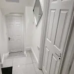 Fancy Basement Flat A