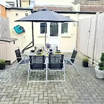 Private House With Free Parking