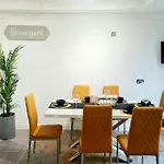 Private House With Free Parking