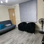 Entire 2 Bedroom Home/Flat In London, Central Line